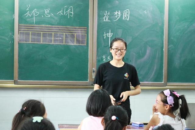 “我家是收废品的”，女大学生自我介绍获称赞，自信的女孩真美