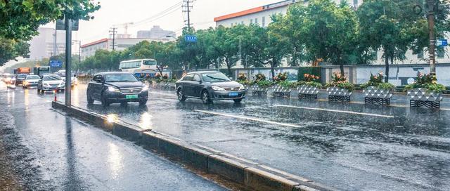 下雨天和宝宝说的英文：打伞的“打”用哪个词？雨衣、雨鞋怎么说