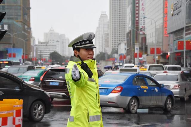 雨天“守路人”温馨提示：出行请注意交通安全 | 金昌