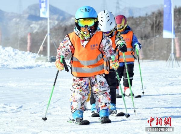 中新网评：谢幕一刻，“我们”拥抱未来