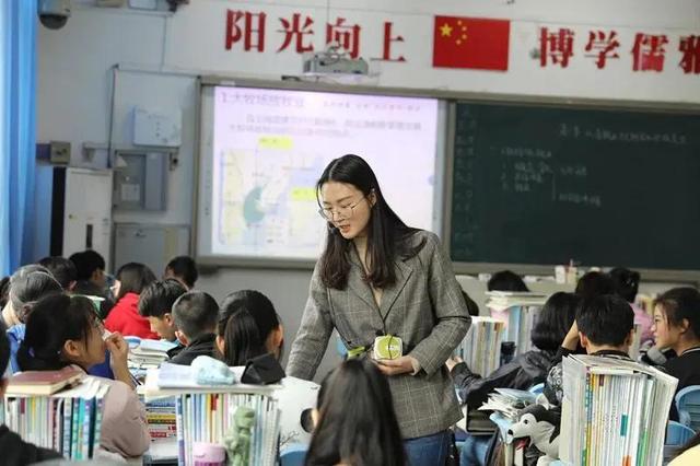 新操场新气象，学生们的锻炼场地太漂亮了！还是党的政策好