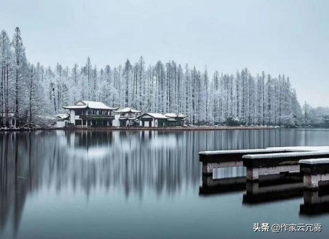 清代诗人一首咏雪诗，大雪纷飞白梅盛开，道尽下雪的况味和意境