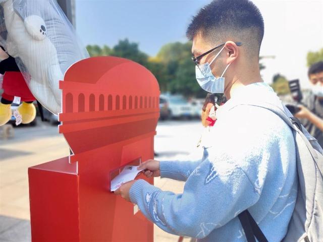 “捐一份青春热血，写一封信给未来的自己！”2022年武汉首个高校团体献血温暖开启