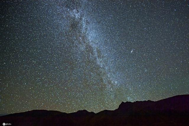 西藏的夜晚星空璀璨 灿烂夺目