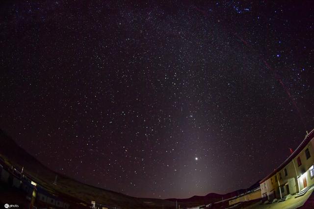 西藏的夜晚星空璀璨 灿烂夺目