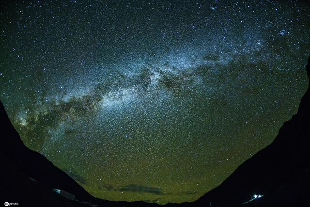 西藏的夜晚星空璀璨 灿烂夺目