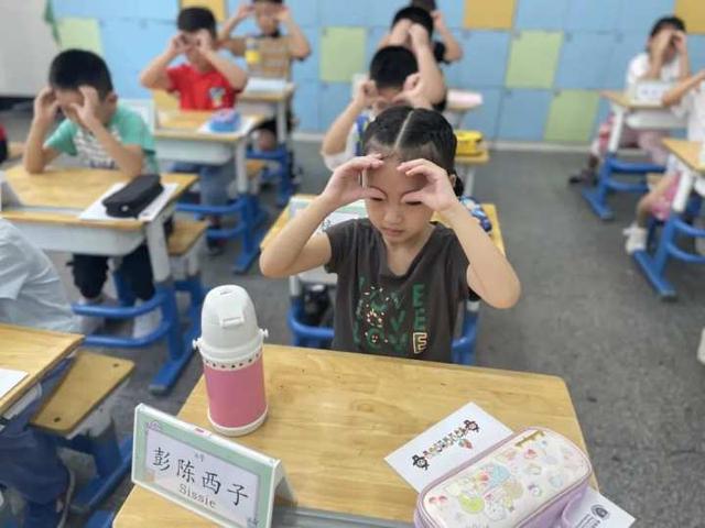 小学一年级学生，上学第一天是怎样度过的？杭州这位小朋友告诉你