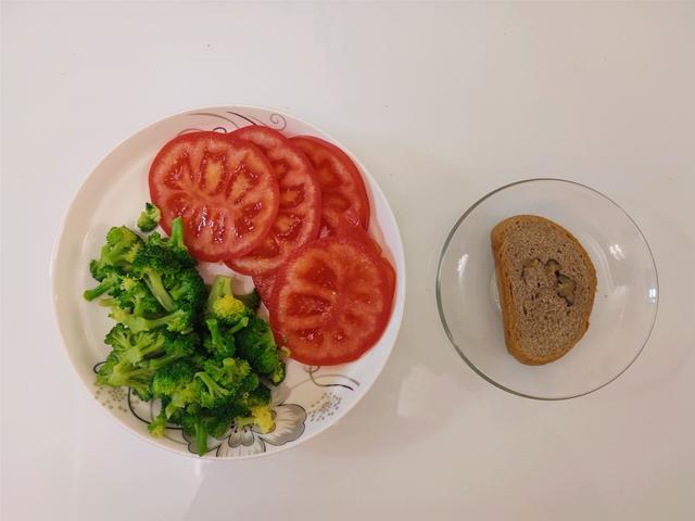 35岁宝妈晒一日三餐，1周“轻食”发朋友圈大火，自律的人太厉害