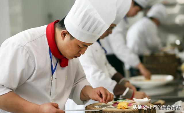 “大厨在饭店，高手在民间”，不知这样来形容厨师，是不是合适？