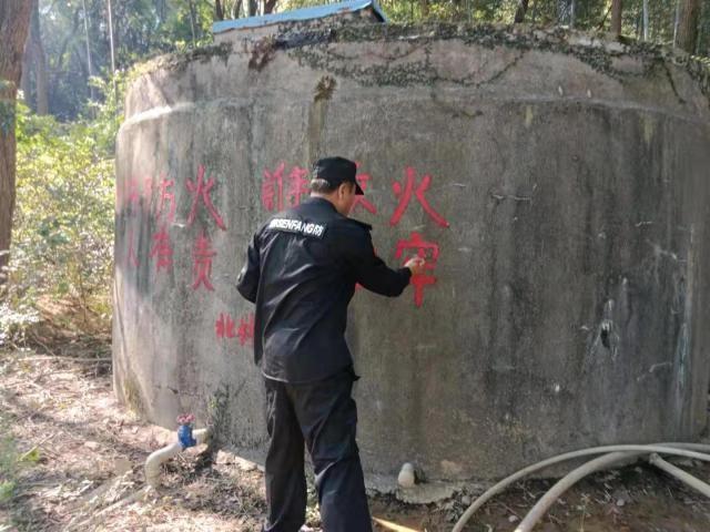 安福县北华山林场新增书写森林防火标语200余条