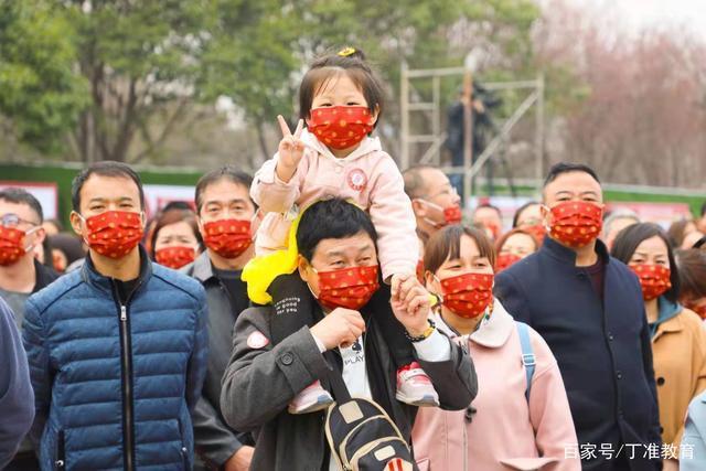 高考百日誓师，学生家长给丁准学子送来祝福语，感动千万考生