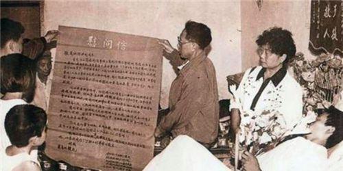 1993年，战士徐洪刚勇斗歹徒身中14刀，掀起社会学习见义勇为热潮