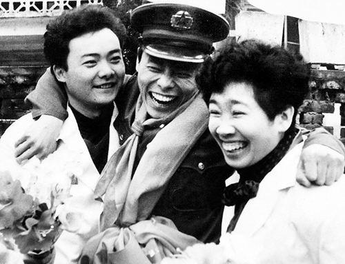 1993年，战士徐洪刚勇斗歹徒身中14刀，掀起社会学习见义勇为热潮