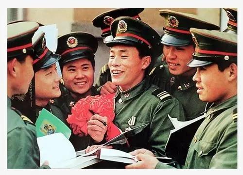 1993年，战士徐洪刚勇斗歹徒身中14刀，掀起社会学习见义勇为热潮