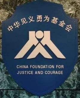 1993年，战士徐洪刚勇斗歹徒身中14刀，掀起社会学习见义勇为热潮