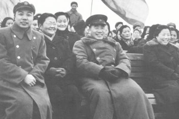 1946年，朱德六十大寿时，毛泽东亲自写下了贺词：人民的光荣