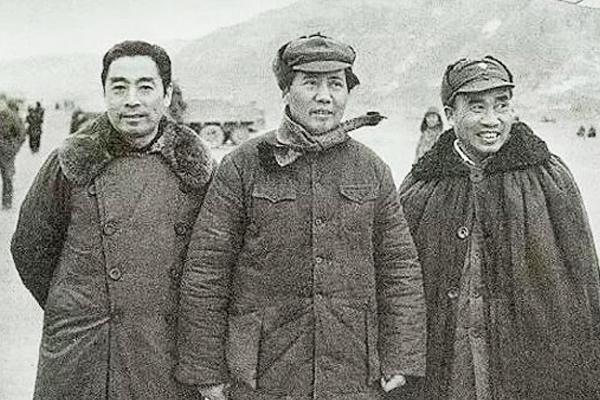 1946年，朱德六十大寿时，毛泽东亲自写下了贺词：人民的光荣