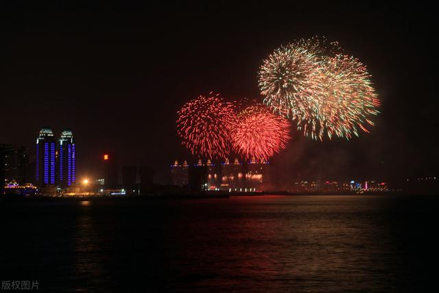 花灯吐艳映新春，明月生辉照团圆！一个热闹而又浪漫的传统节日