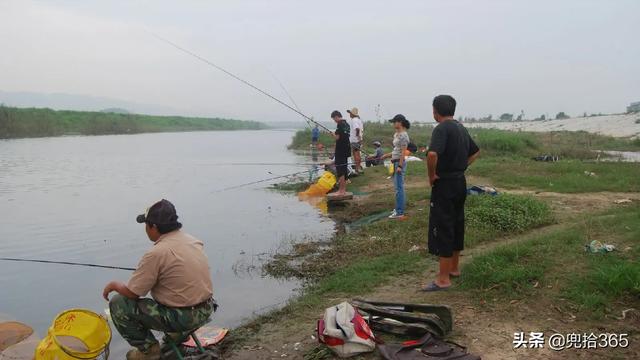 倒霉还是运气好？男子在河边垂钓突然天降货车，网友：入行需谨慎