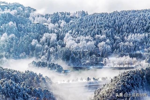 冬日的庐山，掩于冰雪世界下的千娇百媚，隐约空蒙、清明沉静