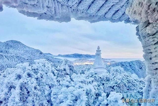 冬日的庐山，掩于冰雪世界下的千娇百媚，隐约空蒙、清明沉静