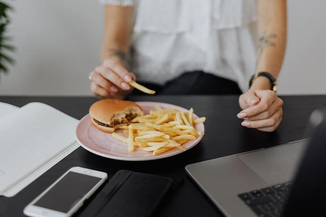 你的个性都在吃饭中：吃饭慢是有自信、快吃乱吃的人扛着一肩重担