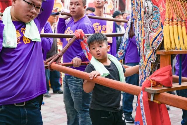 台湾300年罕见的一次拜神活动，来的神仙最多，街头大摆宴席！