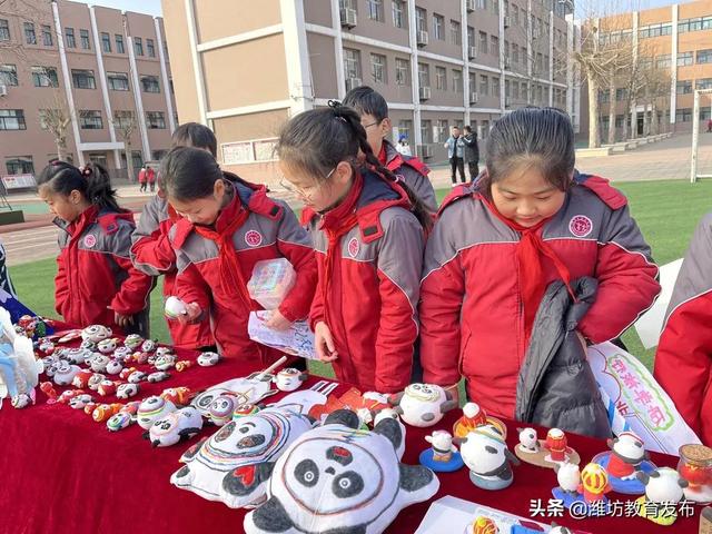 现场直击 | 冰墩墩、雪容融，潍坊各学校（幼儿园）“花式”开学来啦！