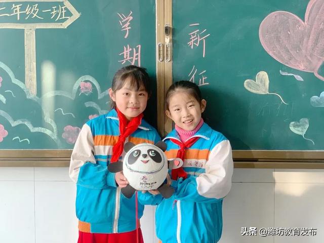 现场直击 | 冰墩墩、雪容融，潍坊各学校（幼儿园）“花式”开学来啦！