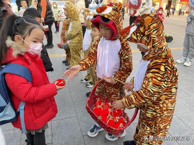 现场直击 | 冰墩墩、雪容融，潍坊各学校（幼儿园）“花式”开学来啦！