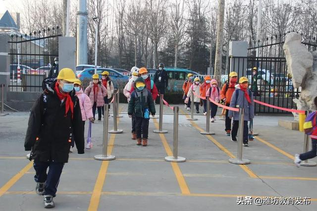 现场直击 | 冰墩墩、雪容融，潍坊各学校（幼儿园）“花式”开学来啦！