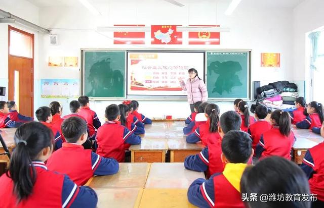 现场直击 | 冰墩墩、雪容融，潍坊各学校（幼儿园）“花式”开学来啦！