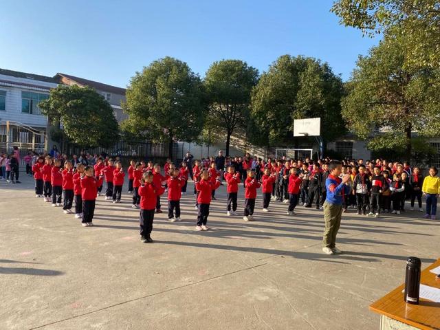 平江县谈岑学区：展班级精神面貌 显少年健康风采