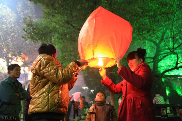 四年级佳作∣放飞孔明灯，任心愿在那深邃的夜空里自由飞扬