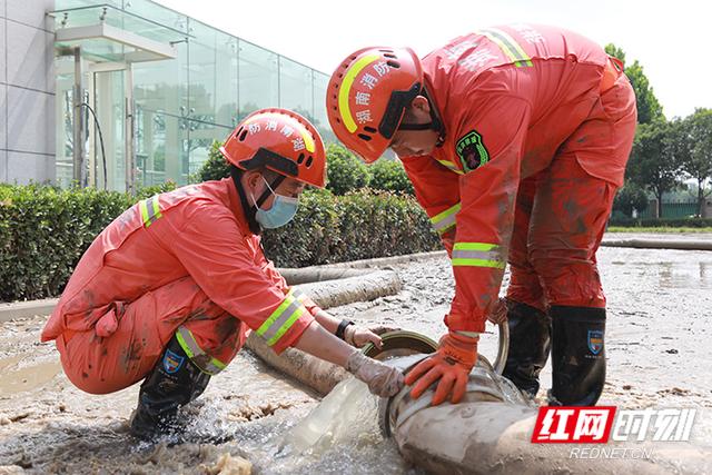 援豫抗洪消防员外公去世 家人：灾区群众比我们更需要你