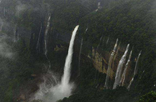 世界上降雨最多的地方，1年降水深度堪比我国17年，雨点像棒球大